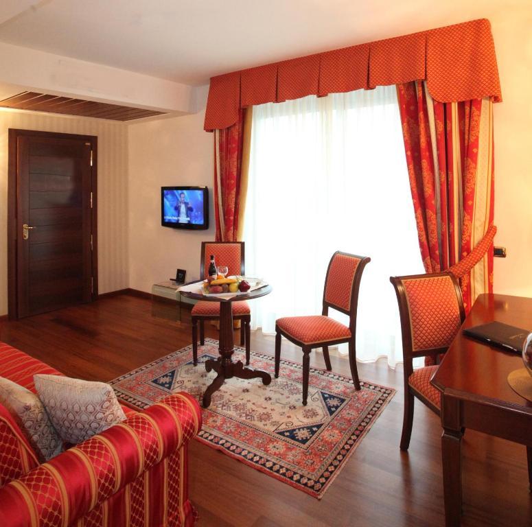 Hotel Calissano Alba Kültér fotó